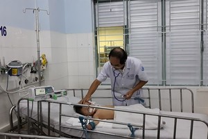 One of two kids stays in intensive care unit (Photo: SGGP)