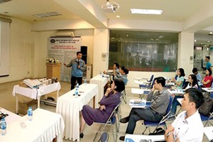 Ewater Company, a science – technology business in HCMC, is conducting a consultation session on solutions and equipment for industrial boilers. Photo by Tan Ba