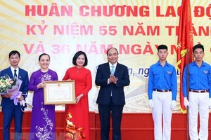  Prime Minister Nguyen Xuan Phuc presents the Government's second-class Labour Order to the Da Phuc Senior High School at the ceremony (Photo: VNA)