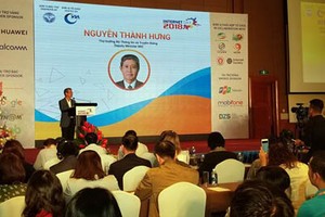 Deputy Minister Nguyen Thanh Hung delivered his presentation in the conference Internet Day 2018. Photo by TB