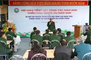 The meeting to review the performance of the Vietnam Bomb and Mine Action Support Association and debut the comic books in Hanoi on December 14 (Photo: VNA)