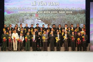 Outstanding figures of border ethnic minority communities are honoured on stage (Photo: VNA)