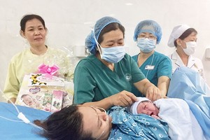 Baby Phuc and his mother (Photo: SGGP)