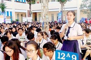 Students of Vo Thi Sau High School are asking questions in the career consultation fair