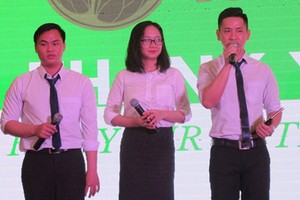 The startup team to make tea from dragon fruit buds is delivering their presentation on the product. Photo by K.Anh