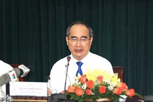  Secretary of the municipal Party Committee Nguyen Thien Nhan at the meeting with the press (Photo: VNA)