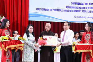 Chairman Ma and Health Minister Tien give certificates of merit to teams and individuals that well contributed to the charitable activities to take care of poor people (Photo: SGGP)