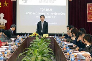 Head of NOIP Dinh Huu Phi is delivering his presentation in the discussion. Photo by TB