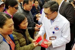 Loving bus trips bring patients home on Tet holiday