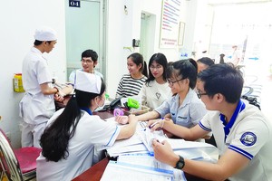 Nguyen Van Huong scholarship recipients are examining patients (Photo: SGGP)