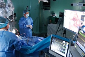 Vietnamese surgeons make hallmark in first robotically assisted brain surgery