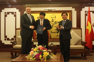 U.S. Ambassador to Vietnam Daniel J. Kritenbrink delivers letter from FAA to Director General of Civil Aviation Authority of Vietnam, Dinh Viet Thang and congratulates Vietnam on achieving a Category 1 aviation safety rating (photo: Courtesy of the US Emb