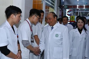 PM Nguyen Xuan Phuc visits Bach Mai General Hospital on the occasion of Vietnamese Doctors' Day. (Photo: VNA)