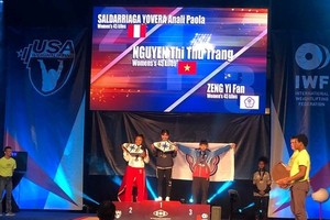 Female weightlifter Nguyen Thi Thu Trang (middle) on the podium. (Photo: anninhthudo.vn)