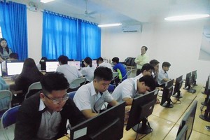 HCMC school organizes first online tests for senior high schoolers