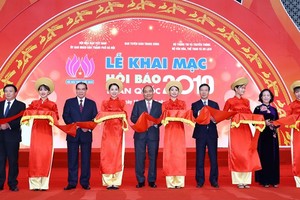 Prime Minister Nguyen Xuan Phuc (C) cut the ribbon to kick off the National Press Festival 2019 (Photo: VNA)