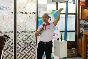 Bui Huu Phu is delivering a speech on his project in the contest. (Photo by Tuong Duy)