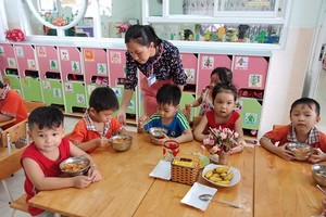 Preschoolers are eatign their lunch (Photo: SGGP)