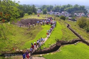 Tourists visit A1 Hill, the site of a fierce fight in Dien Bien Phu valley (Source: VNA)