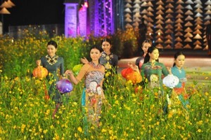 Girls wearing áo dài at a costume show in Hue. VNS Photo Phuoc Buu