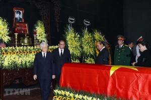 Party General Secretary and President Nguyen Phu Trong led a delegation of the Party Central Committee to the funeral. (Photo: VNA)