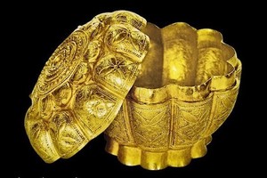 Golden lotus-flower-shaped box at Ngoa Van Pagoda on Yen Tu Mountain (Photo: VNA)