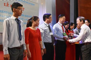 Mr. Nguyen Huy Can, President of the HCMC Association for Promoting Education, presented the Establishment Decision of APE to Mr. Phan Van Thanh Can, Vice Principal of HOTEC