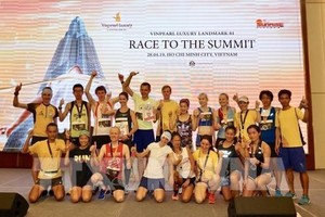 Top winners of the race pose for a group photo (Photo: VNA)