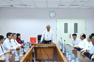 PM visits medical staff at Dong Nai General Hospital