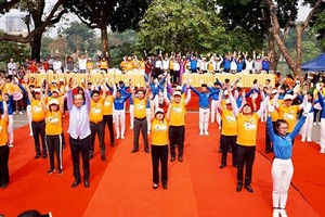 Health Minsiter Tien does exercise with WHO representative in Vietnam and young people (Photo: SGGP)