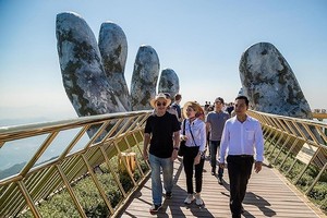The billionaire walks in Golden Bridge (Photo: SGGP)