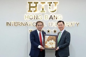 Vietnamese Ambassador to India Pham Sanh Chau (right) and HIU Principal Professor Ho Thanh Phong pose for a photograph