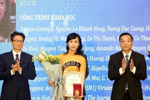 Associate Professor Nguyen Le Khanh Hang receive the award at the ceremony (Photo: SGGP)