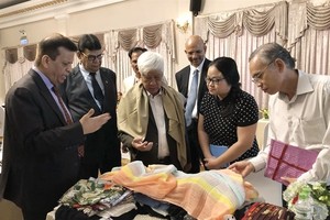 Dr. Bimal Mawandia (L), chairman of the Indian Silk Export Promotion Council, introduces Indian silk products to representatives of Vietnamese businesses at the Buyer-Seller Meet. (Photo: VNA)