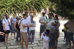 travel agents which employ foreign guide in Vietnam or use fake tourist guide card or its tourist guides providing wrong information distorting history and the country’s sovereignty will be fined VND90 million (Photo: SGGP)