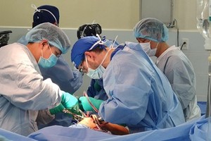 Surgeons of the hospital and Operation Walk Chicago perform a joint replacement surgery (Photo: SGGP)