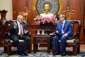 Politburo member and Secretary of the Ho Chi Minh City Party Committee Nguyen Thien Nhan (R) meets with received Senior Vice President of the US-ASEAN Business Council Michael Michalak on June 17 (Photo: SGGP)