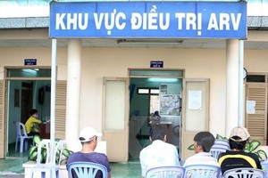 The health sector has expanded testing activities to detect HIV infected people, especially in key areas, high-risk groups. - Illustrative image (Source: VNA)