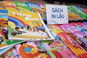 It's hard to know what are legal books and pirated books (Photo: SGGP)