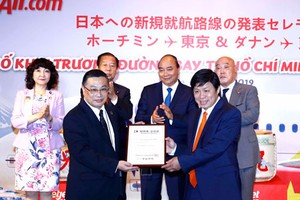 Keidanren’s representative presents Membership certificate of Keidanren to Vietjet’s management representative under the witness of the two countries’ high-ranking dignitaries (Photo: Courtesy of Vietjet)