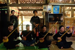 A "then" singing performance by Tay people at the Vietnam National Village for Ethnic Culture and Tourism (Photo: VNA)