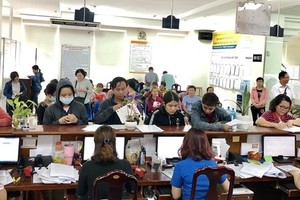 A counter where staff receive and handle documents at HCMC Social Security (Photo: SGGP)