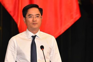 Director of the municipal Department of Transport Tran Quang Lam  at the question-and-answer session (Photo: SGGP)