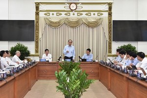 Politburo member and Secretary of the Ho Chi Minh City Party Committee, Nguyen Thien Nhan at the meeting (Photo: SGGP)