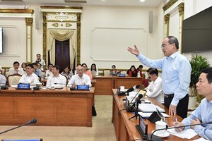 Secretary of the HCMC Party Committee Nguyen Thien Nhan delivers a speech at the meeting. (Photo by Viet Dung)