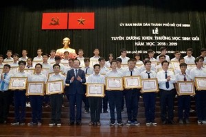HCMC hails 618 outstanding students