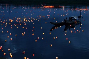 More than 15,000 lanterns were lighted up on Thach Han river in Quang Tri province (Photo: tinhuyquangtri.vn)