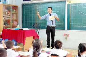 A foregin teacher is teaching In An Hoi Primary School (Photo: SGGP)
