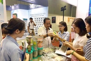 Visitors look at processed farm produce on display at the Vietnam International Exhibition on Processing, Packaging and Preserving Food and Agricultural Products held in HCM City. (Source: VNA)