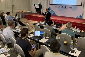 Domestic and international scientists are discussing in the 4th international conference on computational science and engineering (ICCSE-4) in HCMC. Photo by T.Ba